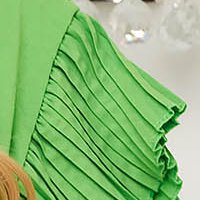 Rövid ruha világos zöld bő szabású georgette fodros ujjakkal öv típusú kiegészítővel