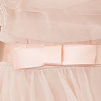 Alkalmi ruha púder rózsaszínű rövid harang alakú gumirozott derékrésszel tüllből virágos hímzés