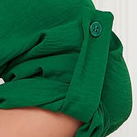 Zöld aszimetrikus bő szabású női blúz vékony anyagból öv típusú kiegészítővel
