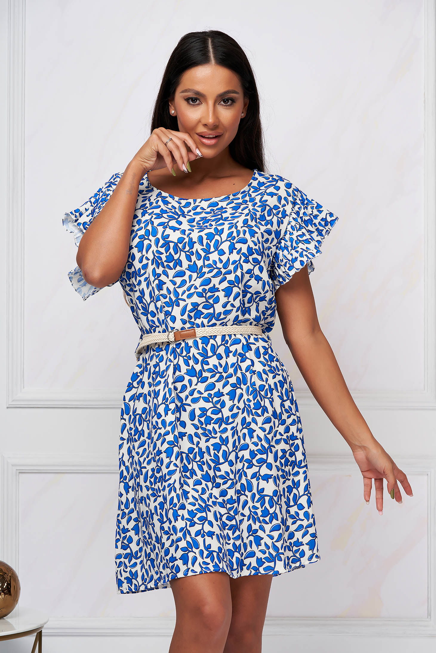 Short cut loose fit thin fabric accessorized with belt dress