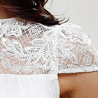 Fehér rövid alkalmi bő szabású muszlin ruha csipke díszítéssel
