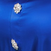 Kék női blúz szűk szabású szaténból csillogó köves gombok
