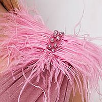 Púder rózsaszínű hosszú alkalmi harang ruha csillogó tüllből, strassz köves és tollas díszítéssel