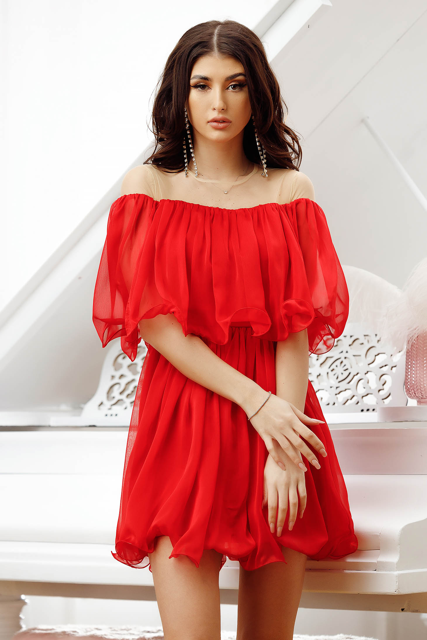 Red dress short cut cloche off-shoulder thin fabric