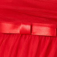 Alkalmi ruha piros rövid harang alakú gumirozott derékrésszel tüllből virágos hímzés