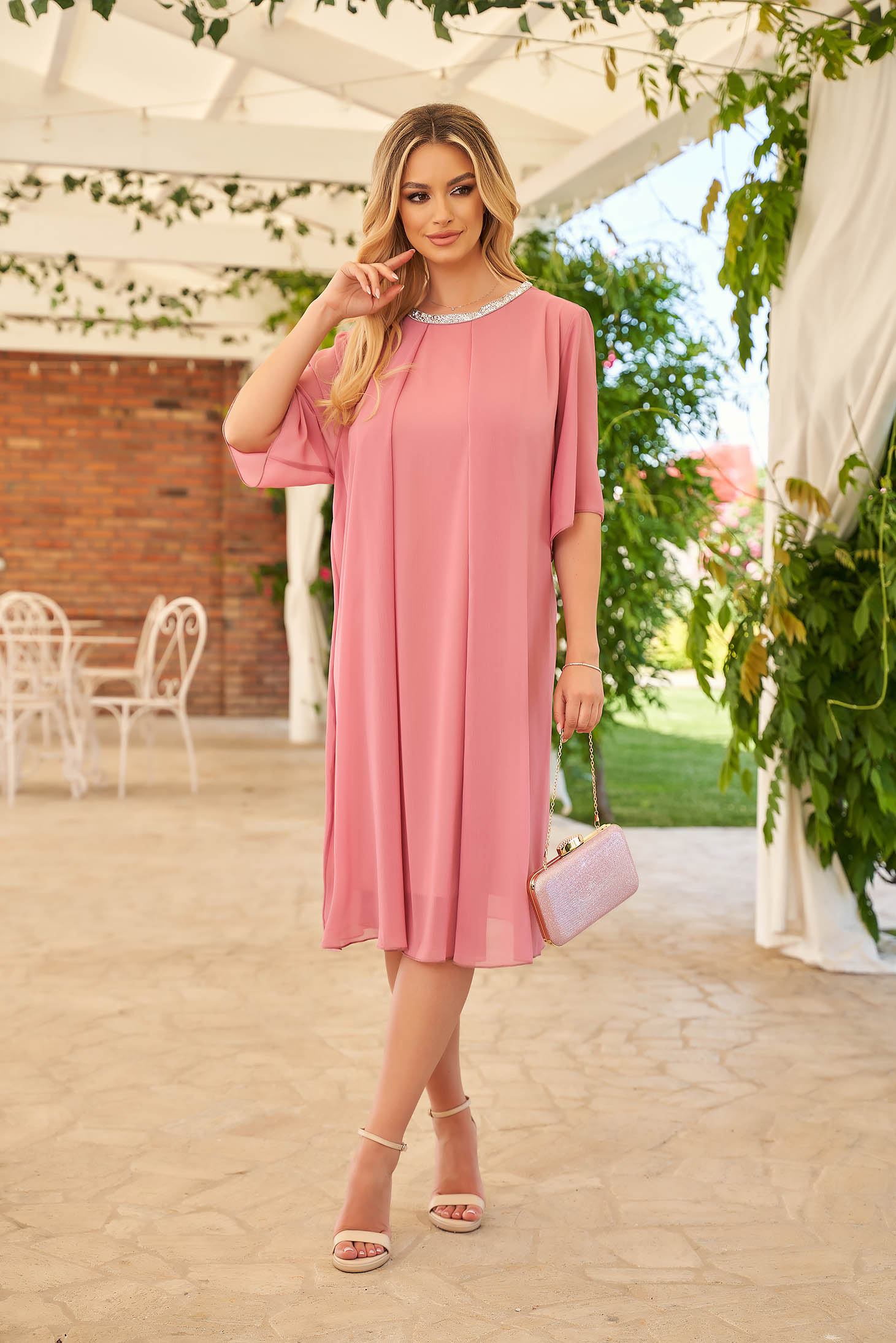 Elegáns ruha muszlin pink bő szabású midi strasszos kiegészítővel