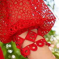 Elegáns ruha piros midi harang rakott, pliszírozott rugalmas csipkés anyagból