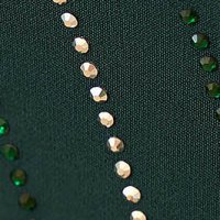 Elegáns ruha sötétzöld midi ceruza elöl felsliccelt csillogó kiegészítőkkel rugalmas szövetből