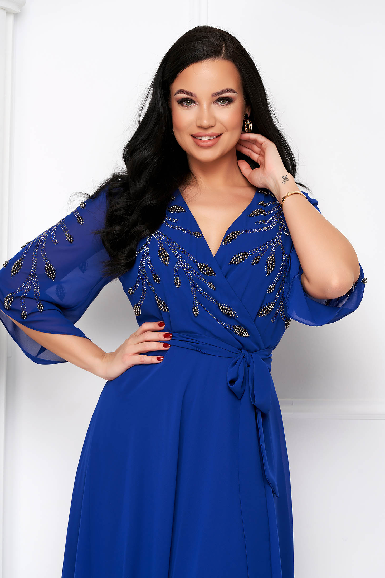 Rochie din voal albastra midi in clos cu aplicatii cu perle cu pietre strass