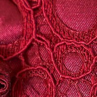 Elegáns ruha burgundy midi harang öv típusú kiegészítővel csipkés anyagból