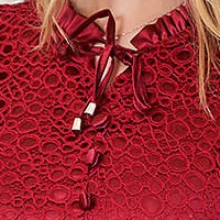 Elegáns ruha burgundy midi harang öv típusú kiegészítővel csipkés anyagból