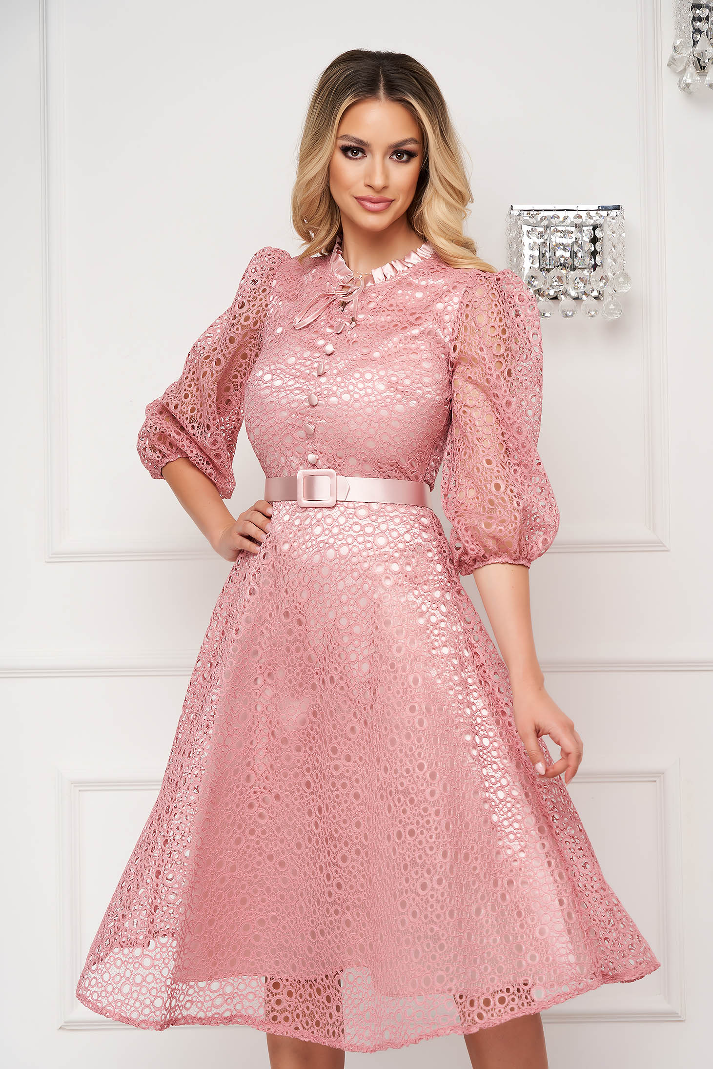 Rochie eleganta roz midi in clos din dantela cu accesoriu tip curea si