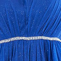 Kék harang hosszú tüll ruha csillogó és tollas díszítésekkel