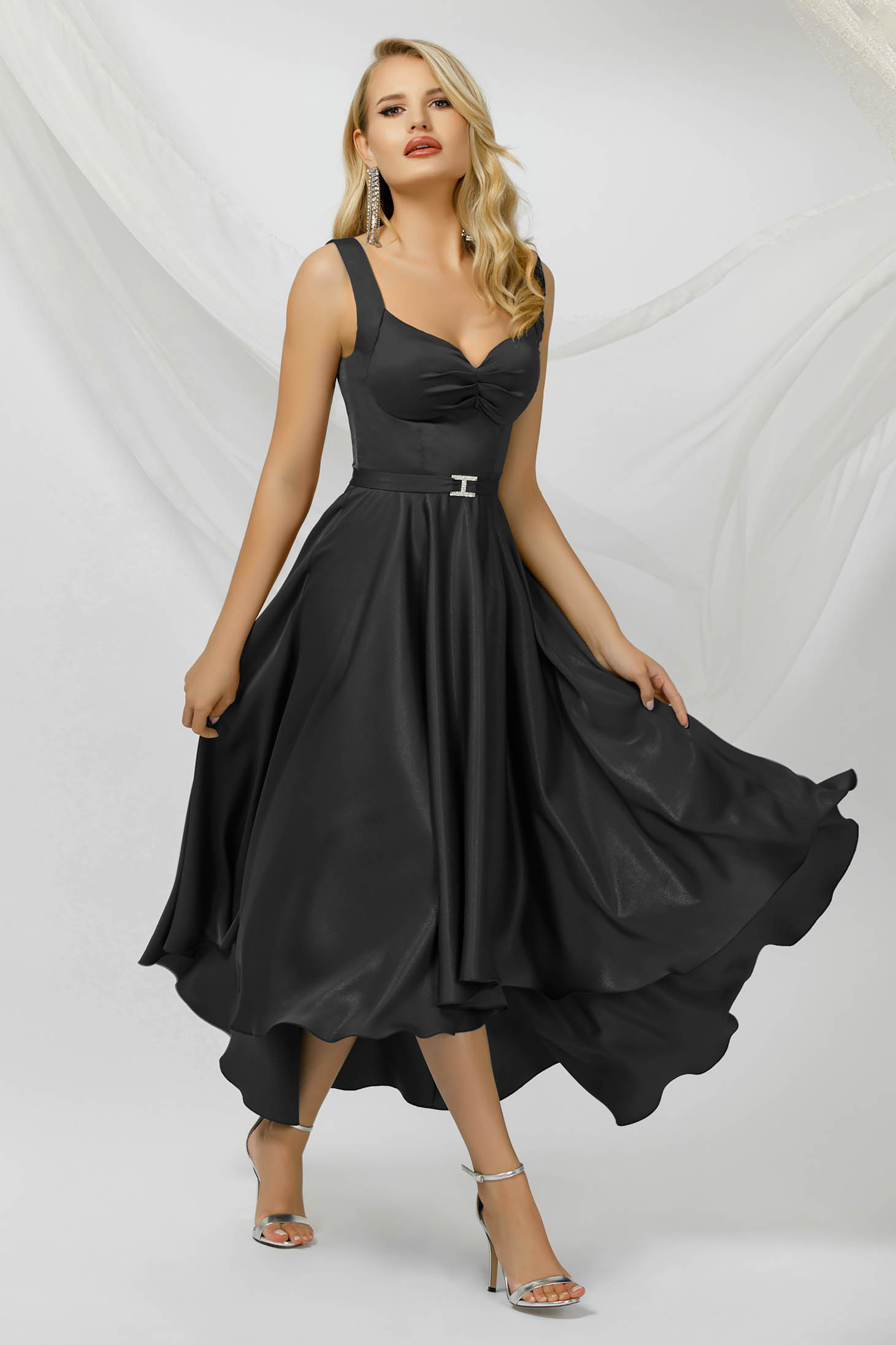 Fekete aszimetrikus harang ruha szaténból csillogó díszítésekkel