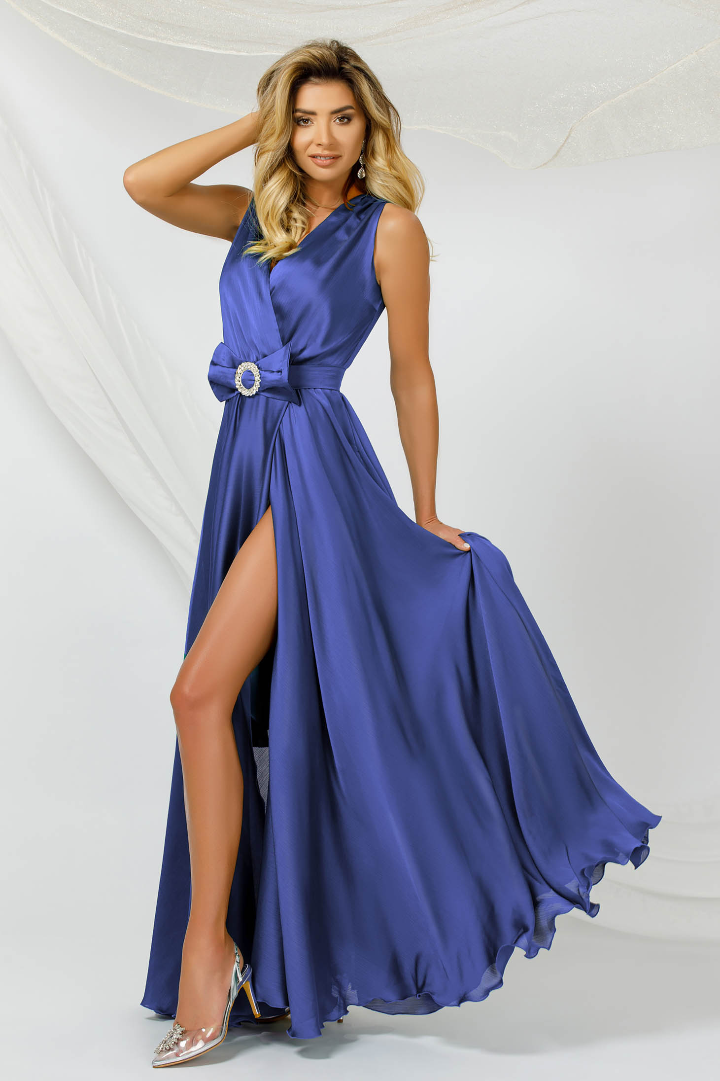 Kék ruha hosszú harang muszlin szatén anyagból eltávolítható övvel