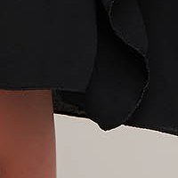 Fekete rövid harang alakú georgette ruha gumirozott derékrésszel öv típusú kiegészítővel