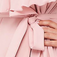 Púder rózsaszínű StarShinerS hétköznapi midi aszimetrikus ruha muszlinból v-dekoltázzsal fodrokkal a dekoltázs vonalánál