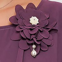 Világos lila midi bő szabású muszlin ruha bross kiegészítővel