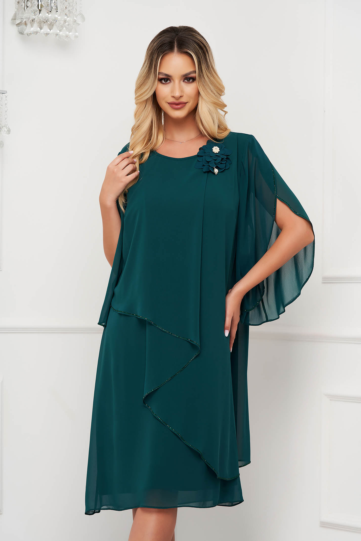 Zöld midi bő szabású muszlin ruha bross kiegészítővel
