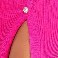 Pink midi kötött ruha tollas díszítéssel csíkozott anyagból