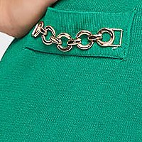 Rochie tricotata verde scurta tip creion accesorizata cu nasturi si lant metalic - SunShine