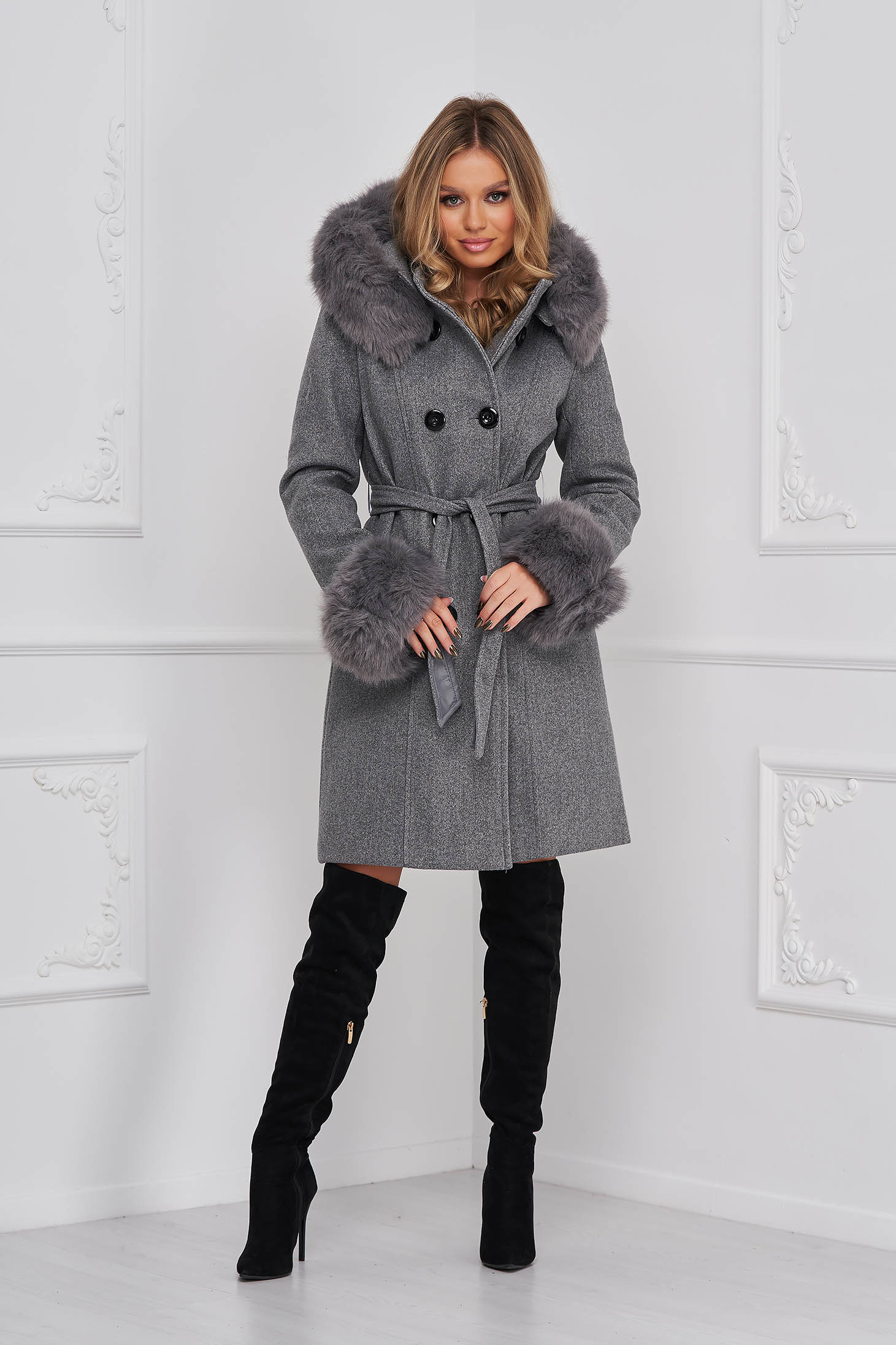 Palton din lana gri cambrat cu gluga detasabila accesorizata cu blana ecologica - SunShine