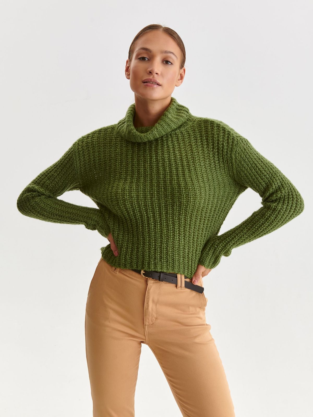 Green sweater loose fit with turtle neck knitted