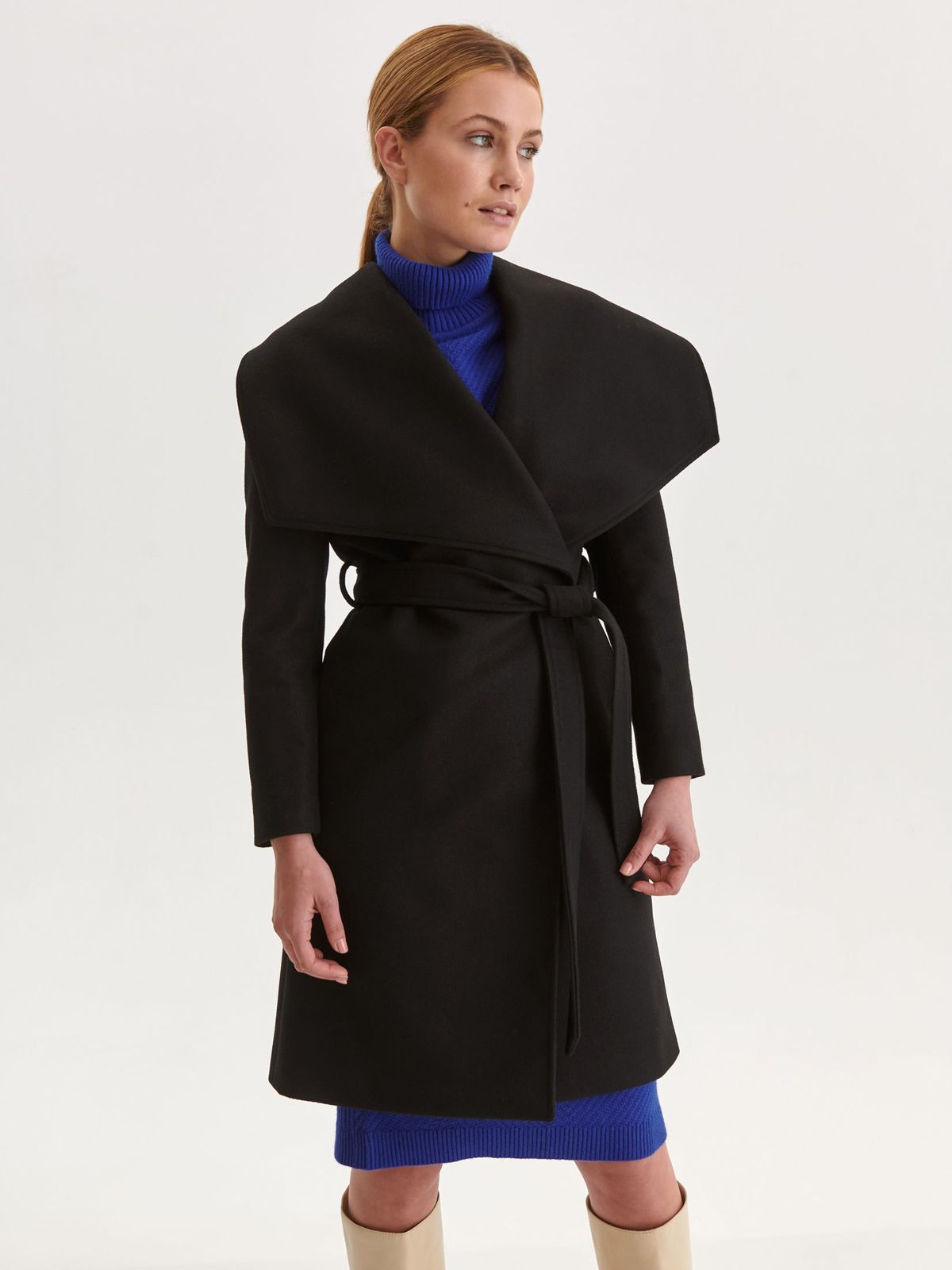 Black coat cloth loose fit accessorized with tied waistband
