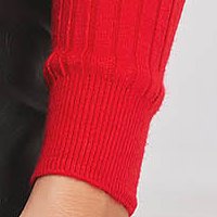 Piros pamutból készült csíkozott anyagú pulóver magas gallérral és dekoratív gombokkal