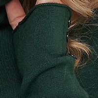 Sötétzöld pamutból készült bő szabású pulóver magas gallérral
