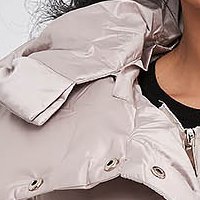Krémszínű szűkített vízlepergető dzseki magas gallérral enyhén szaténos anyagból