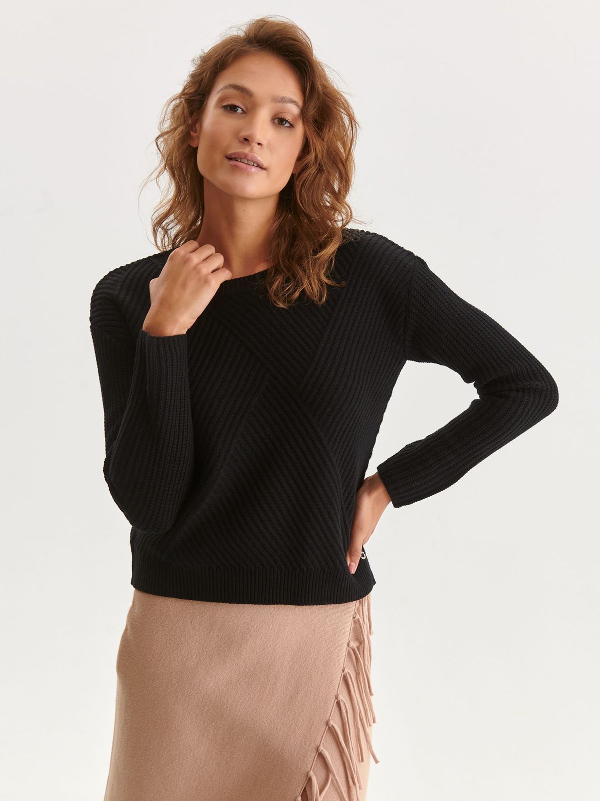 Black sweater tented knitted with rounded cleavage