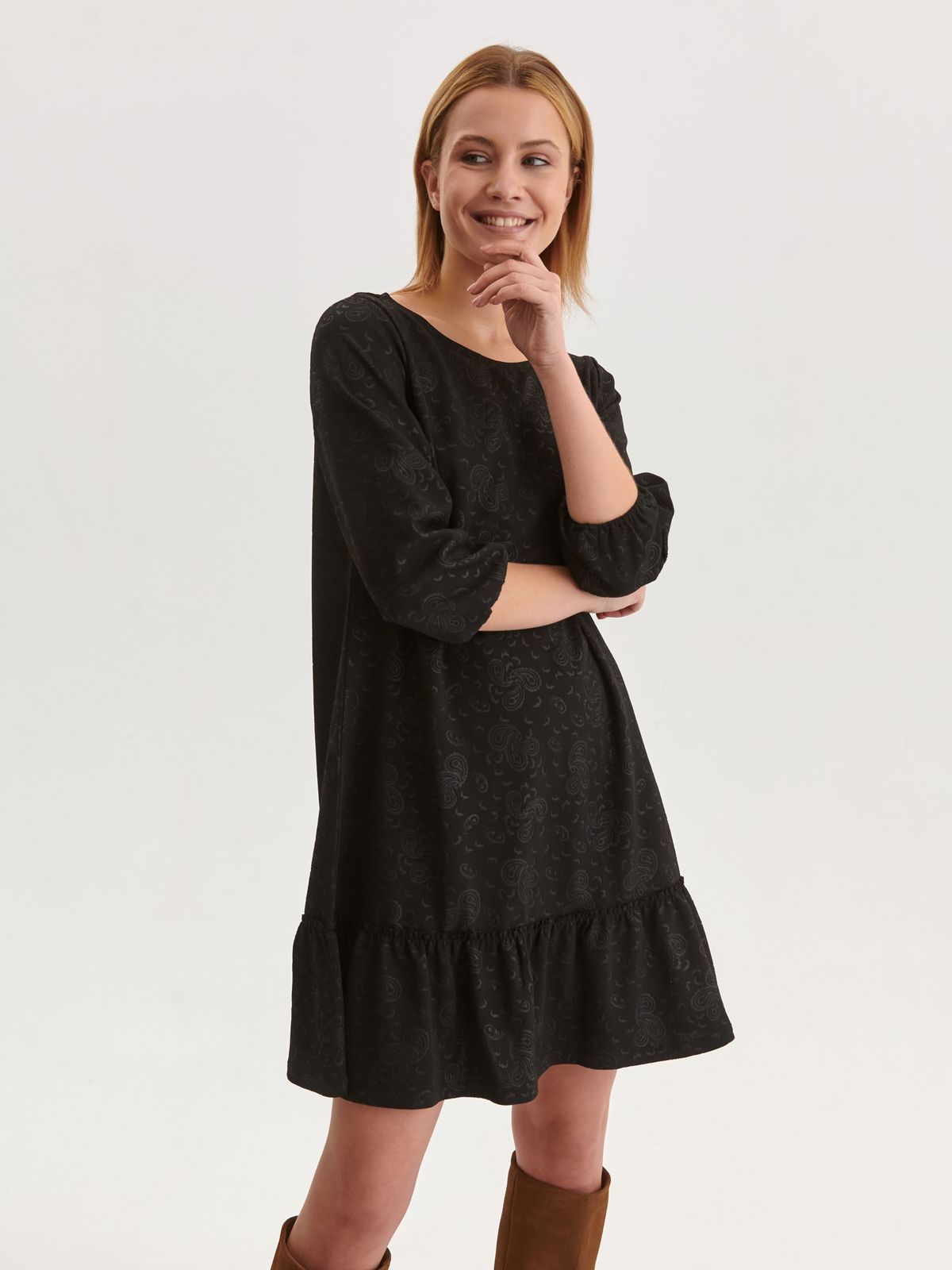 Black dress short cut a-line knitted with ruffles at the buttom of the dress