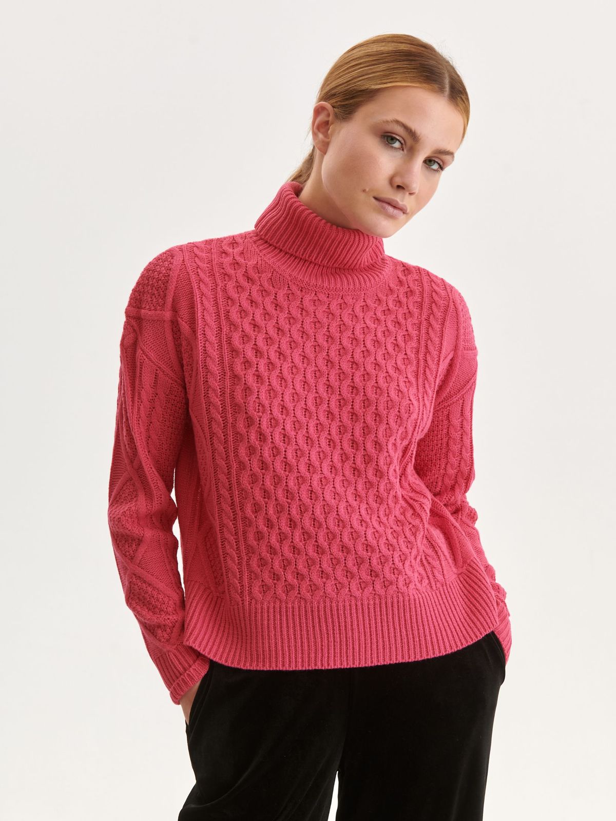 Pink kötött bő szabású pulóver magas gallérral