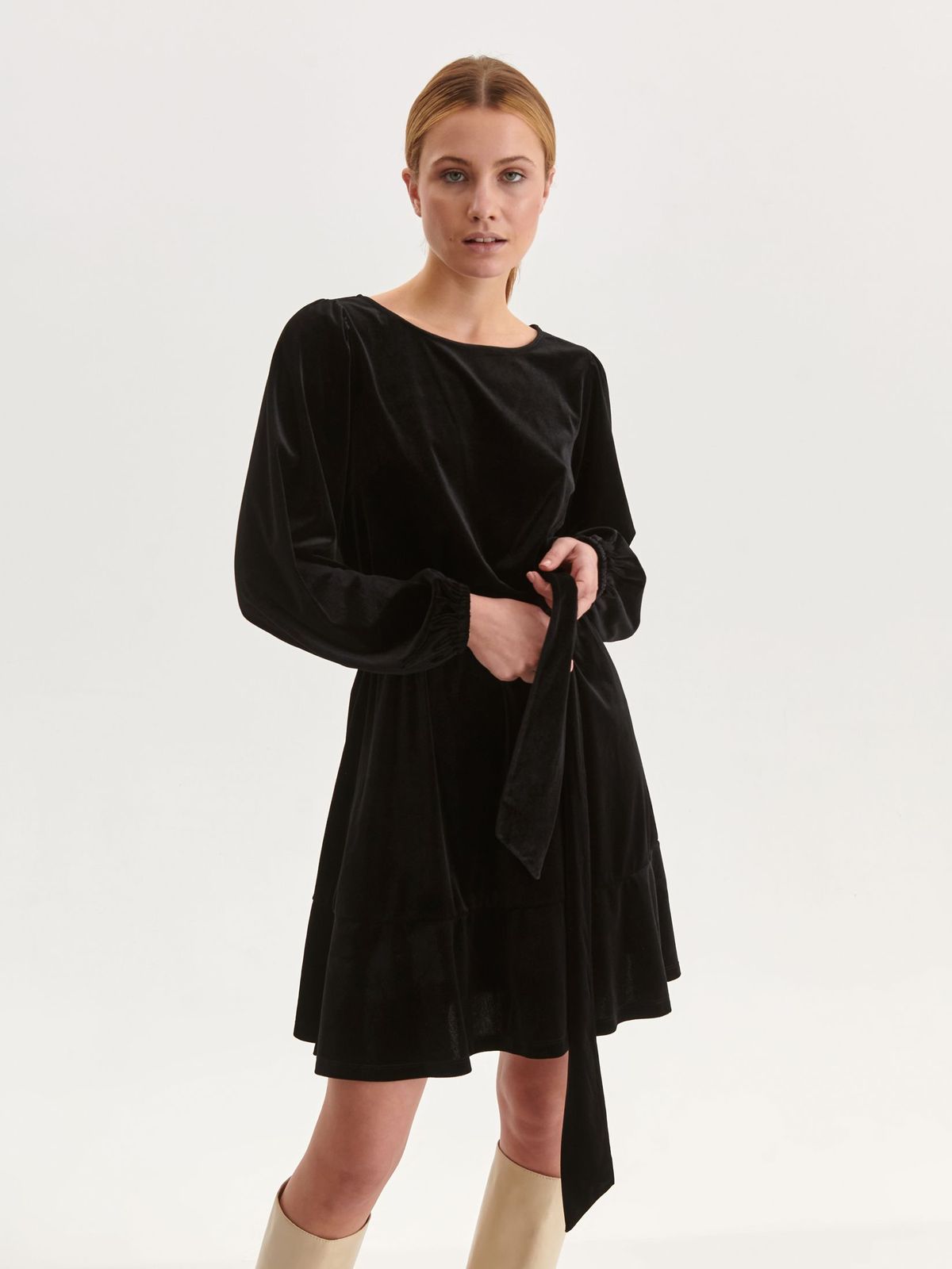 Fekete rövid ruha bársonyból harang alakú gumirozott derékrésszel övvel ellátva