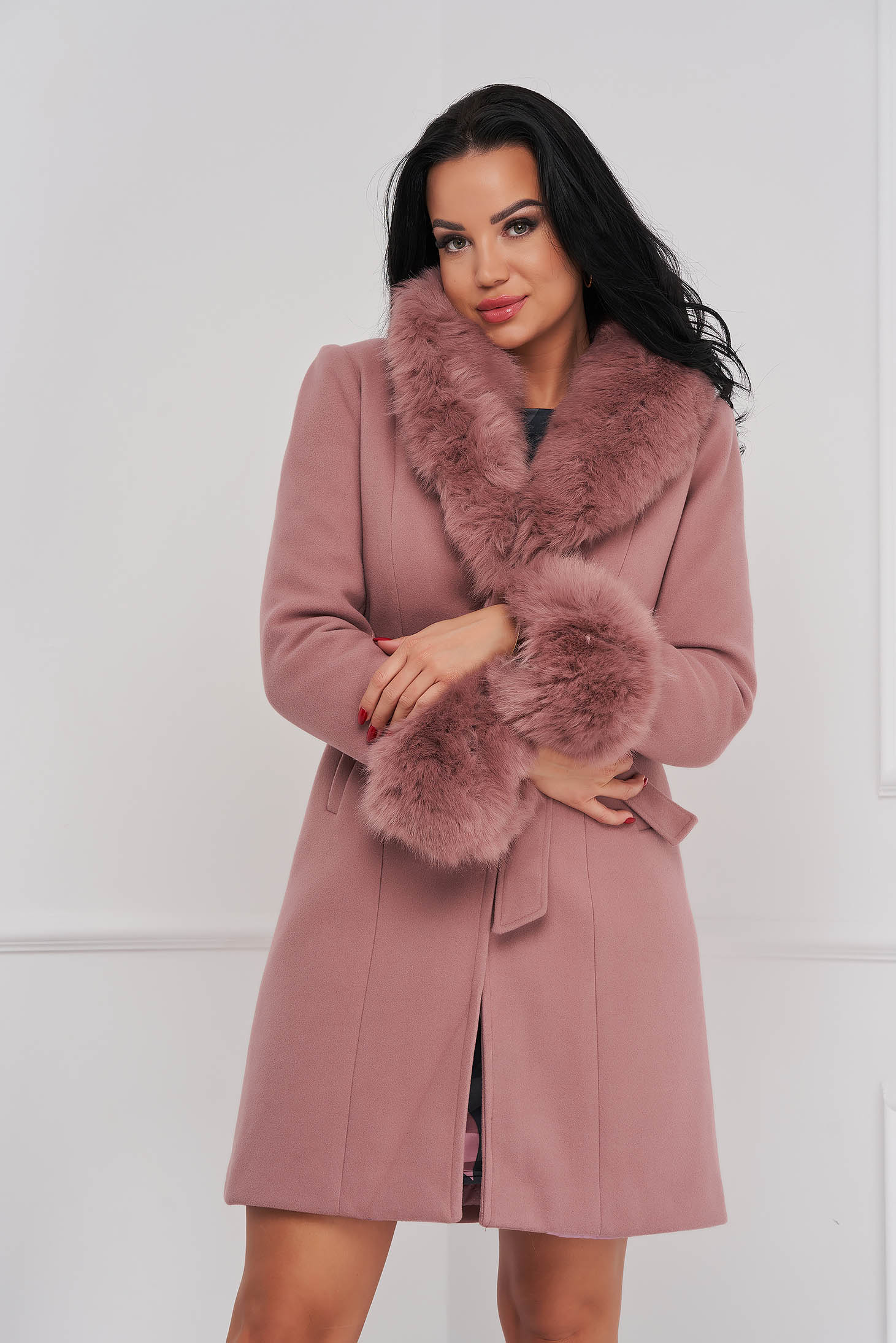 Palton din lana si stofa roz prafuit cambrat cu guler detasabil din blana ecologica - SunShine