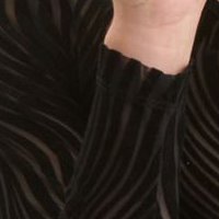 Fekete szűk szabású pulóver rugalmas anyagból v-dekoltázzsal