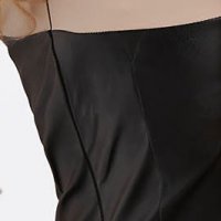 Műbőr rövid harang ruha - fekete, fodros ujjakkal, fém díszítésel - StarShinerS