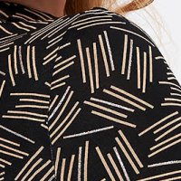 Rugalmas anyagú jersey női blúz - szűk szabású, grafikus díszítéssel - StarShinerS