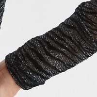 Fekete szűk szabású body v-dekoltázzsal velúrból csillogó díszítésekkel
