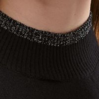 Fekete szűk szabású galléros kötött pulóver finom tapintásu anyagból