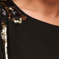 Fekete rövid ceruza ruha enyhén rugalmas szövetből virágos hímzéssel rojtos flitteres díszítéssel - StarShinerS