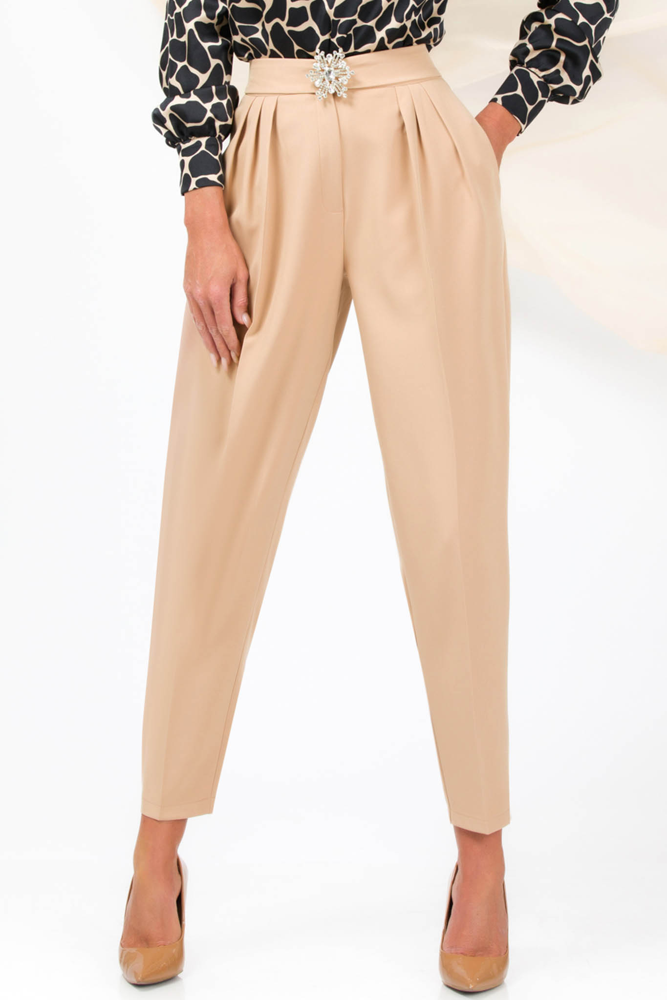 Pantaloni din stofa usor elastica bej conici cu talie inalta si pliuri in zona taliei 1 - StarShinerS.ro