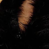 Fekete szűkített nagykabát szőrme galléral jaquardból