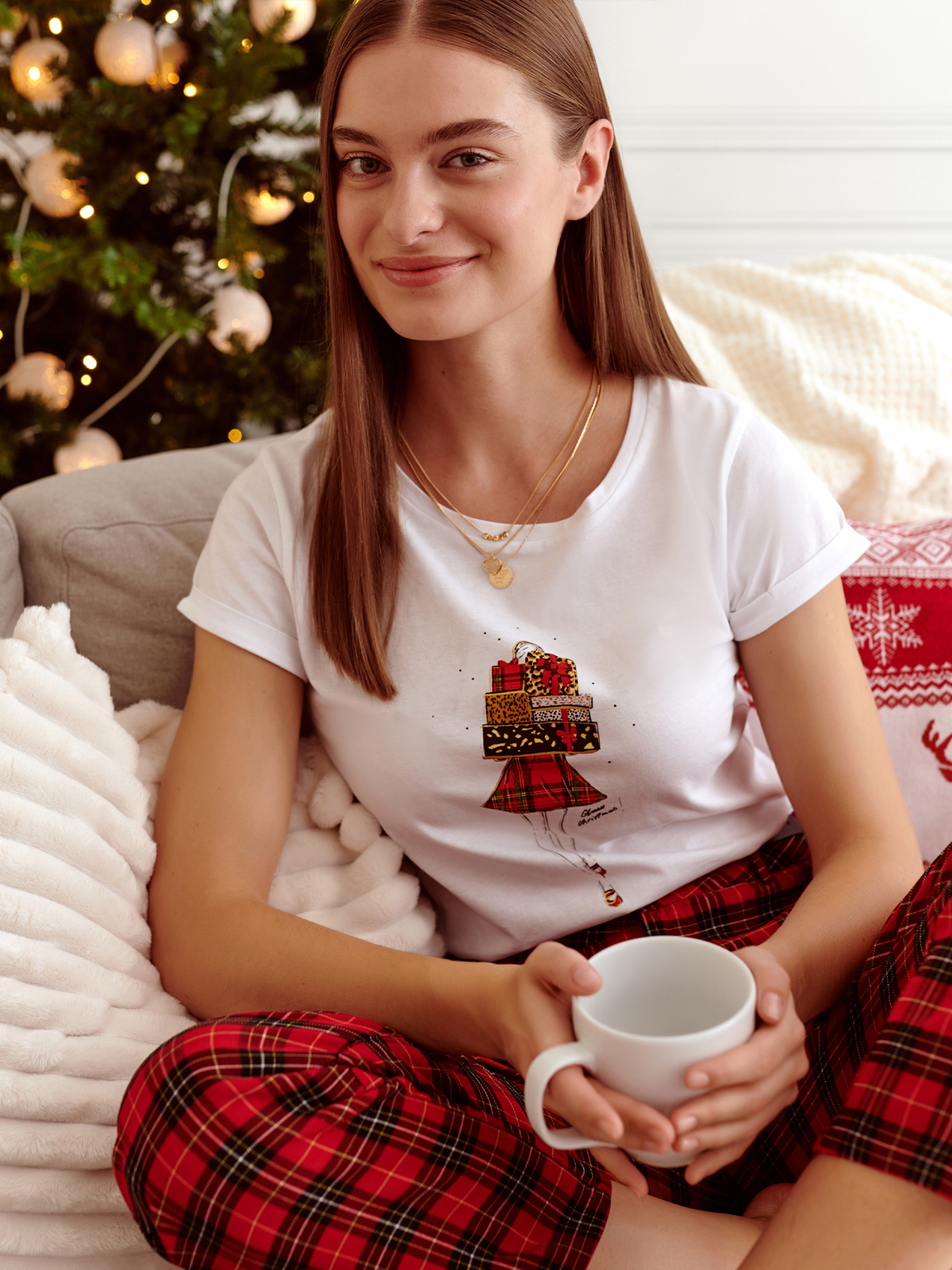 White t-shirt cotton loose fit with rounded cleavage