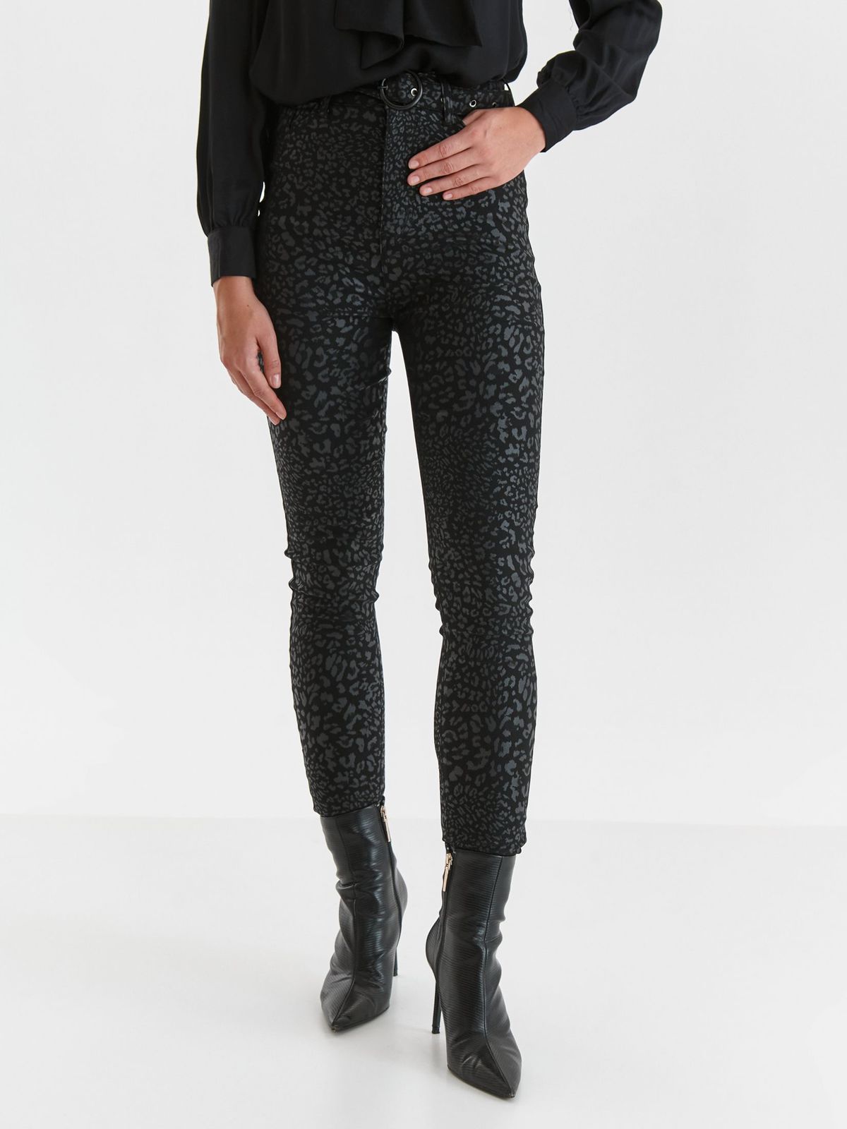 Black trousers conical high waisted accessorized with belt