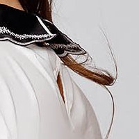 Fehér szűkített pamutból készült galléros női ing hímzett betétekkel strassz köves díszítéssel