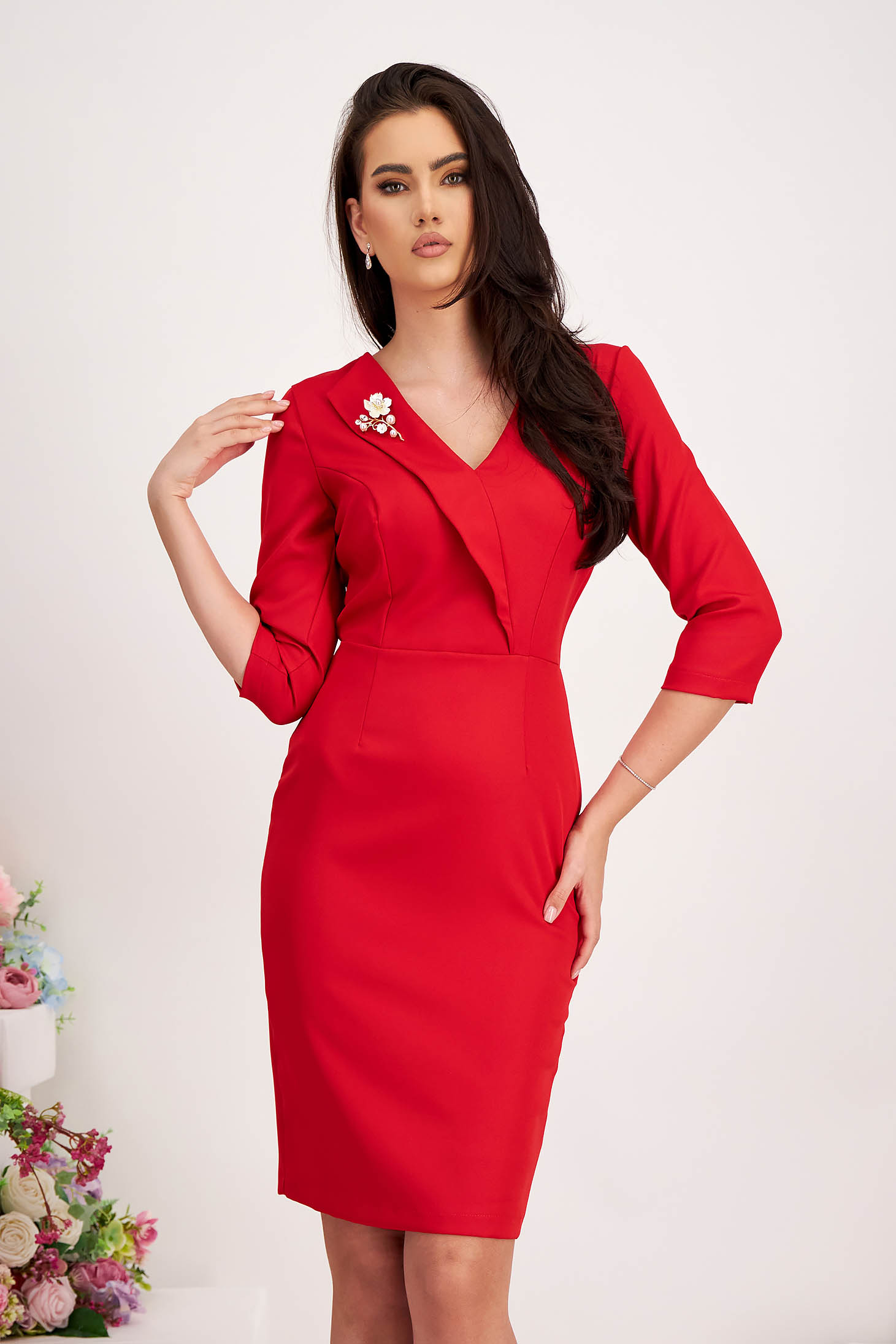 Red pencil type dress made of slightly elastic fabric accessorized with brooch - StarShinerS 1 - StarShinerS.com