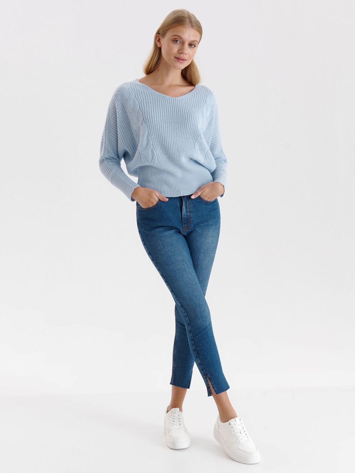 Lightblue sweater knitted loose fit raised pattern