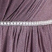 Világos lila hosszú harang ruha tüllből csillogó és tollas díszítésekkel